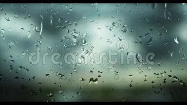 雨滴落在雾蒙蒙的<strong>窗户</strong>上，白天<strong>下雨</strong>，<strong>背景</strong>模糊。